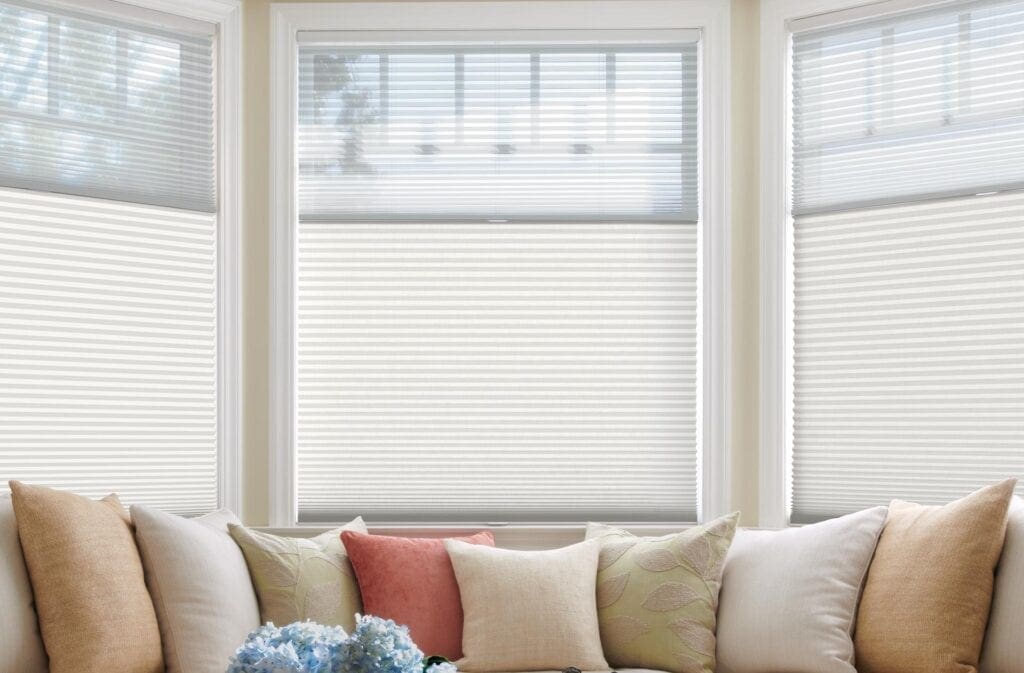 Luxurious white window blinds with light filtering ideal for home decor and privacy enhancement. Customizable window treatments perfect for living rooms and bedrooms.